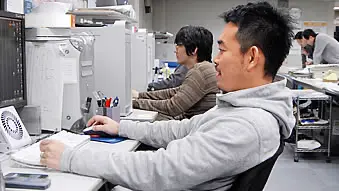 写真:画像補正作業風景